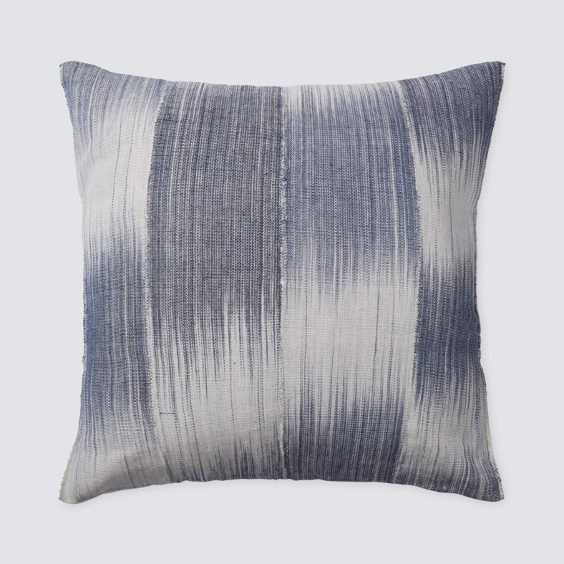 7 Mesmerizing Decorative Pillows For An Instant Living Room Makeover 