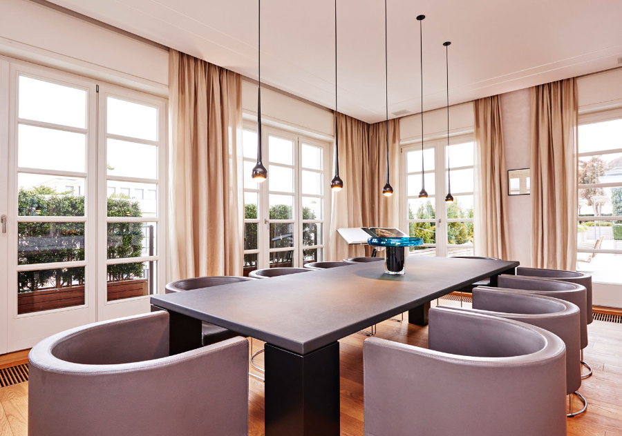 Mang Mauritz-Dinning and Living room Inspiration, URBAN STYLE IN PERFEKTION dinning room with round dinning chairs, a leather sea
uare table matching the chairs and 5 ceiling lamps.