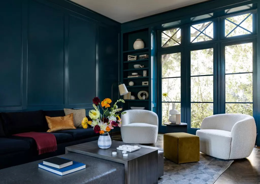 Nina Magon: Modern Living Room. Dark colors were chosen to decorate this living room. There's a dark blue sofa and two white armchairs.
